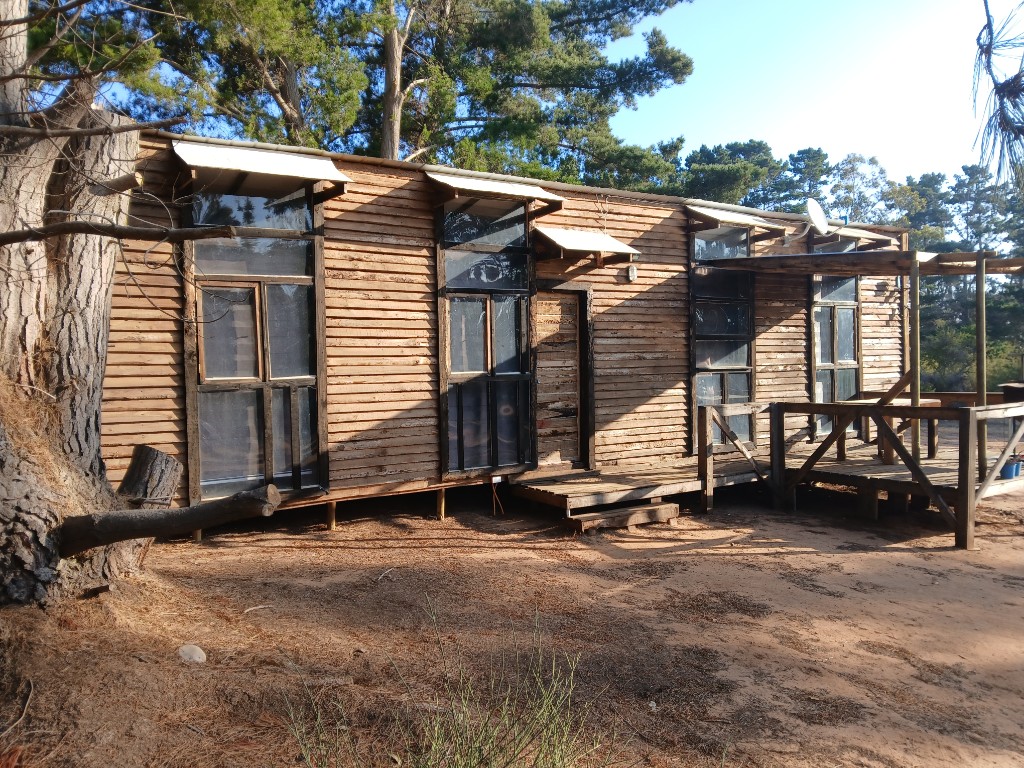 Casa de madera antes: ventanas antiguas de marco oscuro