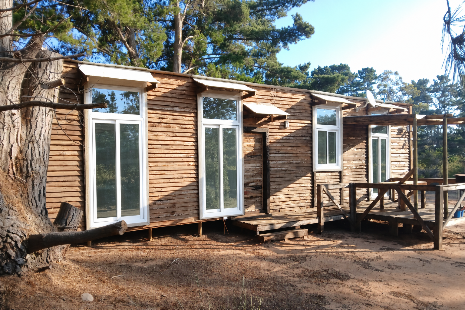 Misma casa después: ventanas PVC blancas correderas instaladas